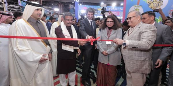 केंद्रीय शिक्षा मंत्री धर्मेंद्र प्रधान, कतर और स्पेन के संस्कृति मंत्री  के साथ संस्कृति मंत्रालय पवेलियन का उद्घाटन करते हुए।