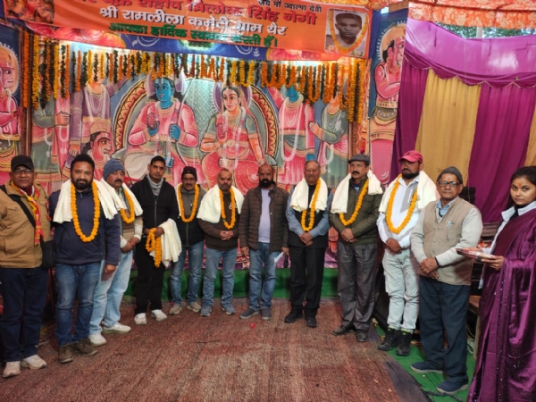 पौड़ी के थेर गांव में आयोजित रामलीला में मुख्य अतिथि व अन्य