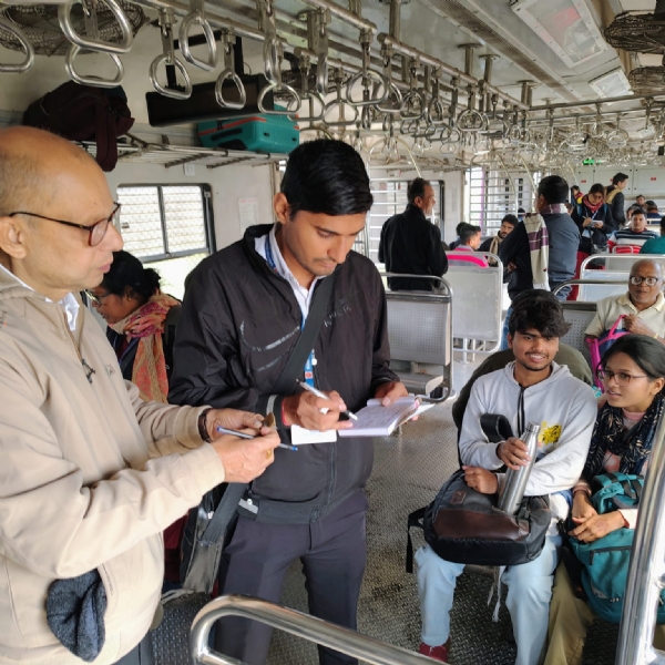 टिकट जांच करते रेलकर्मी