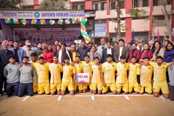 सर्वोदय विद्यालय पीतमपुरा में 47वीं जूनियर बॉयज राष्ट्रीय हैंडबॉल चैम्पियनशिप के दौरान खिलाड़ियों से मिलती दिल्ली की मुख्यमंत्री रेखा गुप्ता