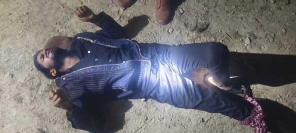 मुठभेड़ में गोली से घायल बदमाश एवं पुलिस टीम की फोटो