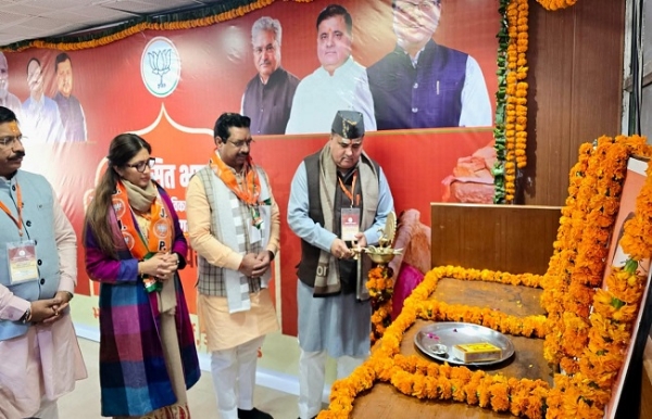 भाजपा मुख्यालय, देहरादून में आयोजित कार्यशाला का शुभारंभ रेखा वर्मा, राज्य सह प्रभारी भाजपा, एवं अन्य अतिथियों द्वारा दीप प्रज्ज्वलन कर किया गया।