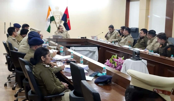 गुरुग्राम में अपराधों की समीक्षा बैठक लेते सीपी विकास कुमार अरोड़ा।