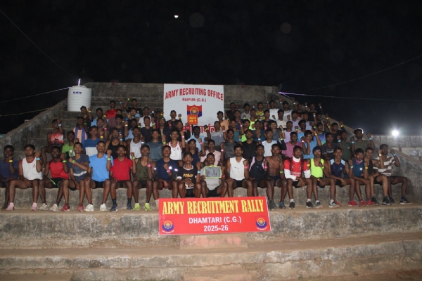 समूह में खड़े हुए युवा।