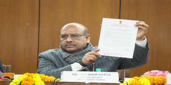 दिल्ली विधानसभा अध्यक्ष विजेंद्र गुप्ता शनिवार को दिल्ली विधानसभा परिसर में प्रेस कॉन्फ्रेंस में नोटिस दिखाते हुए