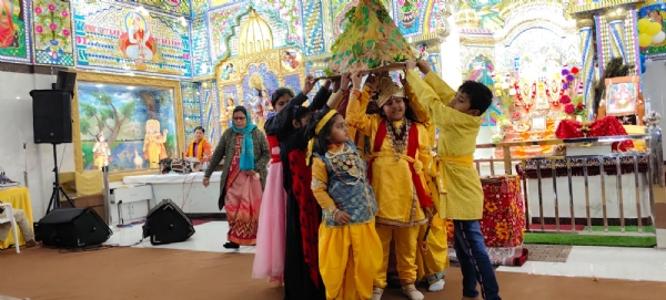 कृष्ण लीला नाट्य मंचन करते बच्चों की तस्वीर