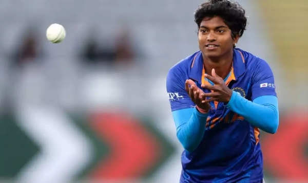 तेज गेंदबाज ऑलराउंडर पूजा वस्त्राकर