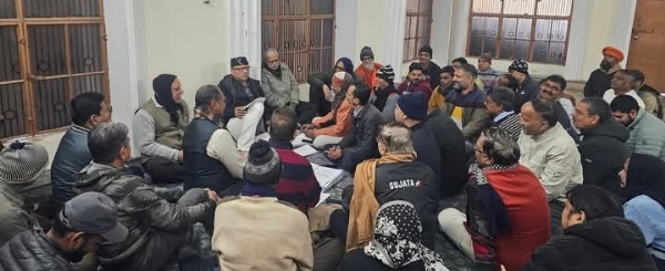 दरी पर बैठ कर परिचर्चा करते हुए विधायक सौरभ