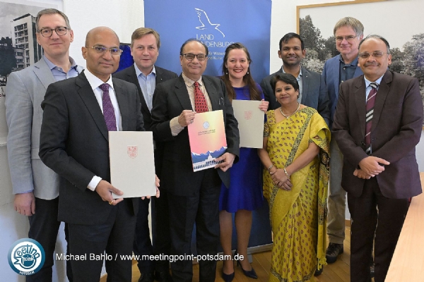 आशय पत्र पर हस्ताक्षर