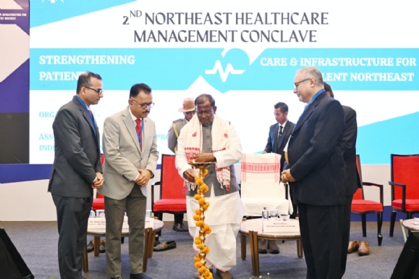 असम के राज्यपाल लक्ष्मण प्रसाद आचार्य दूसरे नॉर्थ ईस्ट हेल्थकेयर मैनेजमेंट कॉन्क्लेव का उद्घाटन करते हुए।