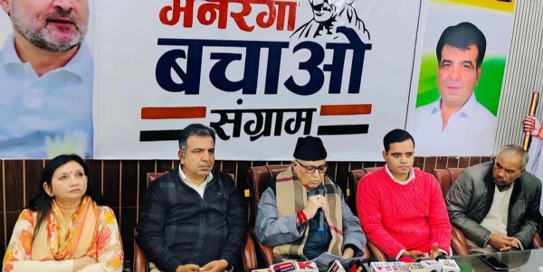 गुरुग्राम में पत्रकारों से बात करते पूर्व मंत्री कैप्टन अजय सिंह यादव, कांग्रेस जिला शहरी अध्यक्ष पंकज डावर व ग्रामीण अध्यक्ष वर्धन यादव।