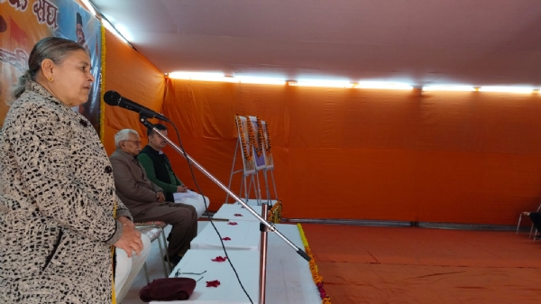 संघ शताब्दी वर्ष कार्यक्रम को संबोधित करते हुए राष्ट्र सेविका समिति की अखिल भारतीय सहकार्यवाह का छाया चित्र संघ शताब्दी वर्ष कार्यक्रम को संबोधित करते हुए राष्ट्र सेविका समिति की अखिल भारतीय सहकार्यवाह का छाया चित्र