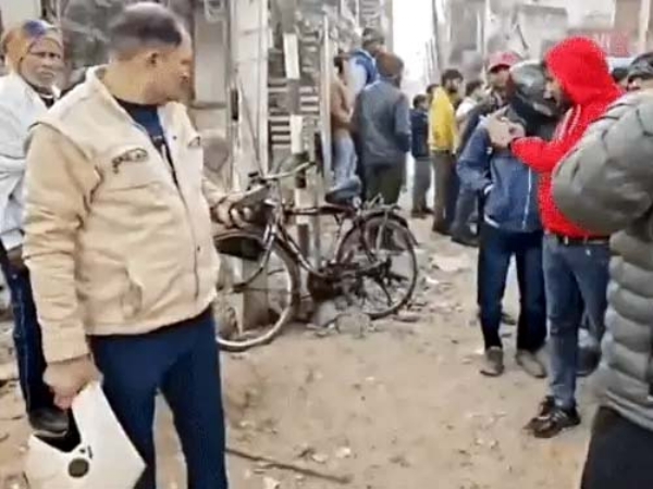 सडक़ हादसे के बाद मौके पर एकत्रित हुए लोग