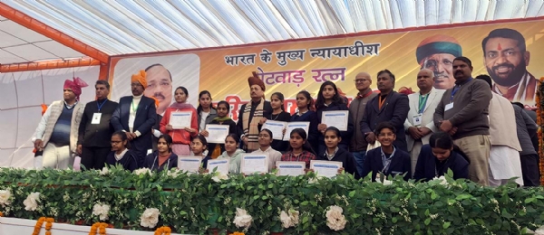 होनहार छात्रों को सम्मानित करते चीफ जस्टिस सूर्यकांत।