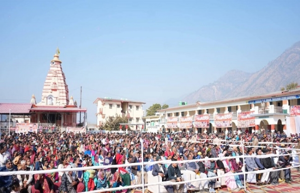 टिहरी में खेलकूद एवं सांस्कृतिक महोत्सव के समापन अवसर पर उपस्थित जनसमूह।