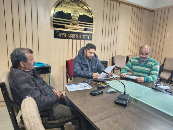 बैठक की अध्यक्षता करते हुए उपायुक्त।