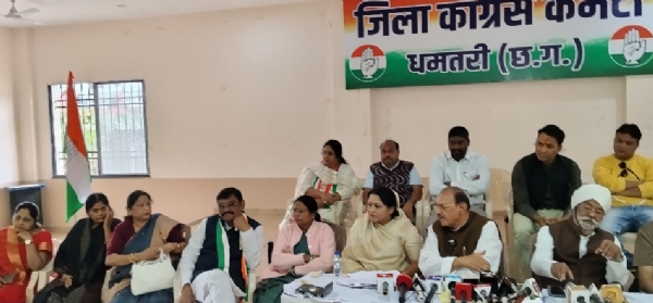 राजीव भवन में आयोजित प्रेस वार्ता को संबोधित करते हुए वरिष्ठ कांग्रेस नेता राजेंद्र तिवारी।