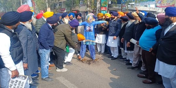 अकाली दल ने पंजाब में दिल्ली की पूर्व सीएम के खिलाफ किया प्रदर्शन