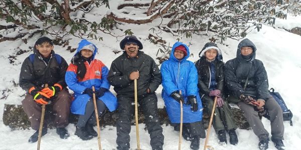 छात्रों ने चोपता में बर्फीली चोटियों पर किया विंटर ट्रैक
