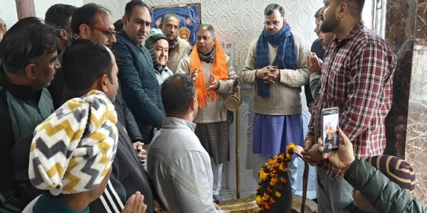 सत शर्मा ने शिव मंदिर में किए दर्शन