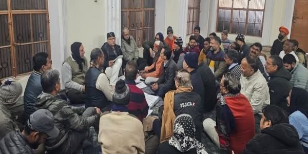 दरी पर बैठ कर विधायक ने कटे हुए नाम को जुड़वाने पर बनाई कार्ययोजना