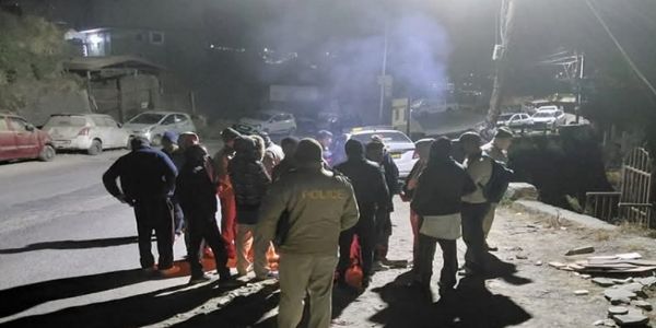 शिमला : फोरलेन टनल के ऊपर बहुमंजिला भवन और होटल में दरारें, आधी रात सड़क पर 15 परिवार और टूरिस्ट