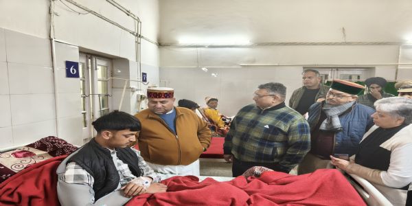 कांग्रेस प्रदेश अध्यक्ष विनय कुमार ने जाना हरिपुरधार बस हादसे के घायलों का हाल