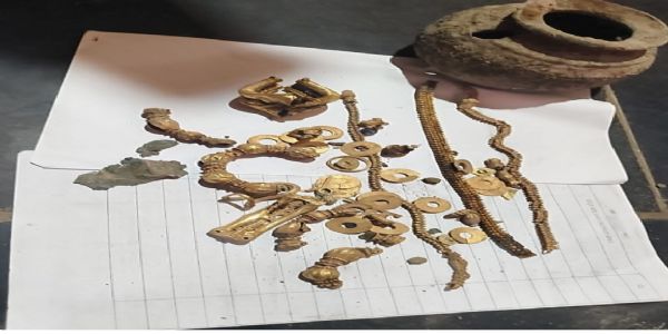 कर्नाटक के गडग जिले के लक्कुंडी गांव में मिला खजाना, जिला प्रशासन ने 466 ग्राम सोना जब्त किया