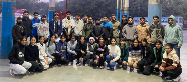 हिमाचल प्रदेश सीनियर खो-खो की टीम रवाना होने से पूर्व।