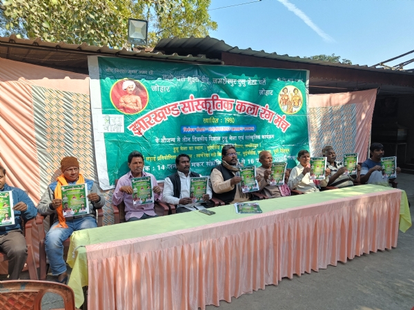 प्रेस को संबोधित करते पूर्व मंत्री दुलाल भुईयां