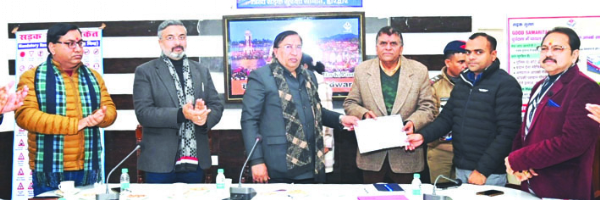 डा. नरेश चौधरी को सम्मानित करते हुए