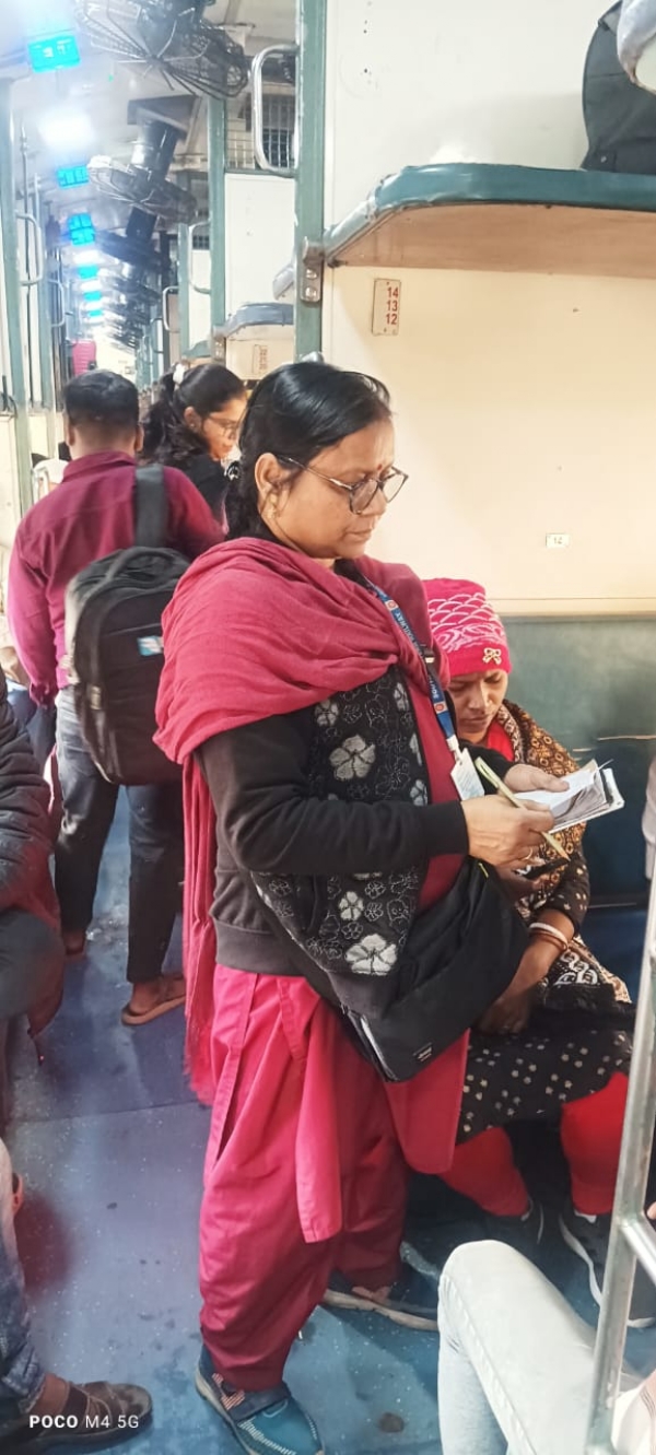 टिकट जांच करते रेलकर्मी