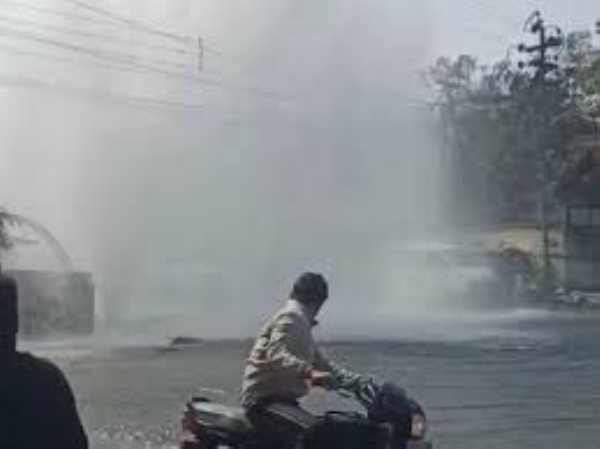 भोपाल में नर्मदा पाइप लाइन फूटी