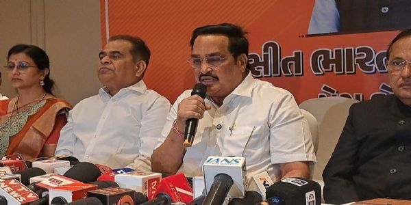 केंद्रीय जल शक्ति मंत्री पत्रकार वार्ता  को संबोधित करते हुए