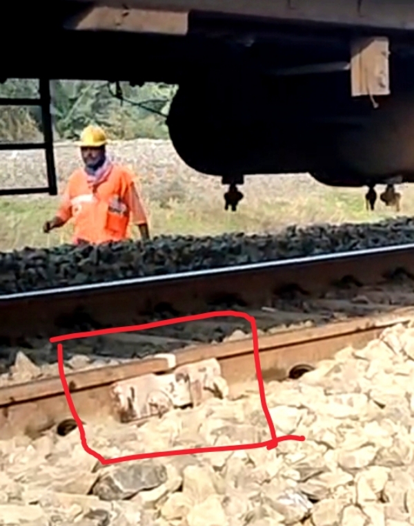 राजगोड़ा के पास रेल पटरी कटी