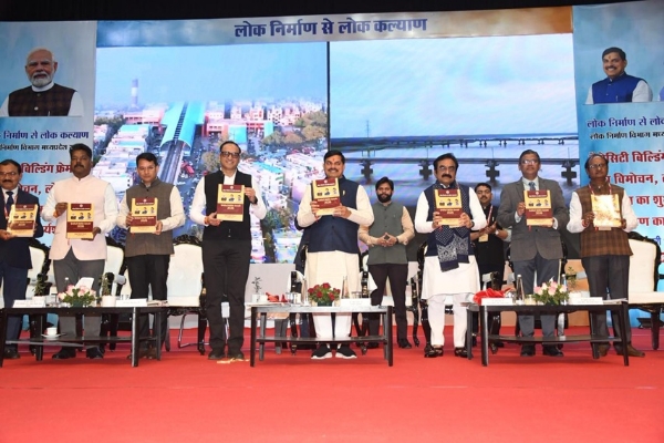 मुख्यमंत्री डॉ. मोहन यादव ने लोक निर्माण विभाग की पुस्तिका का विमोचन किया