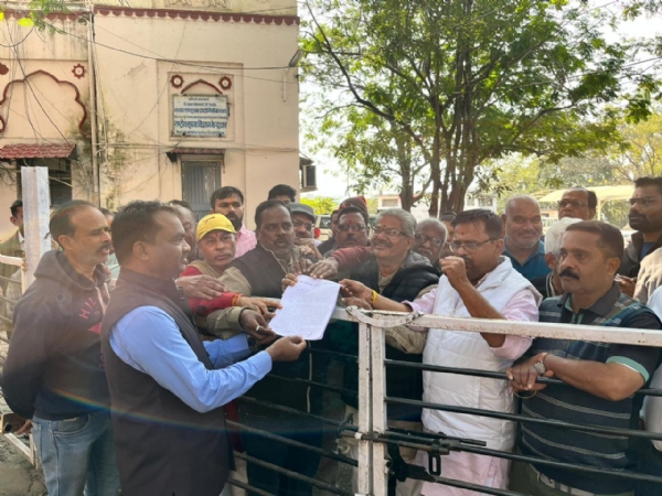 Collector ko gyapan dete hue