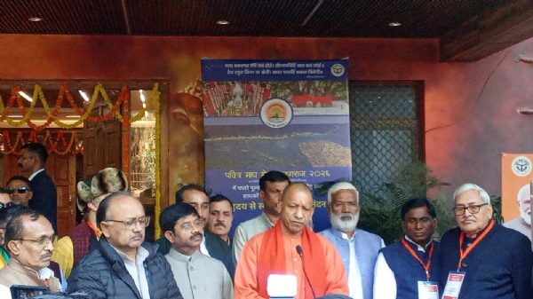 प्रयागराज में मेले की समीक्षा बैठक के बाद मीडिया से वार्ता करते हुए मुख्यमंत्री योगी आदित्यनाथ की फोटो