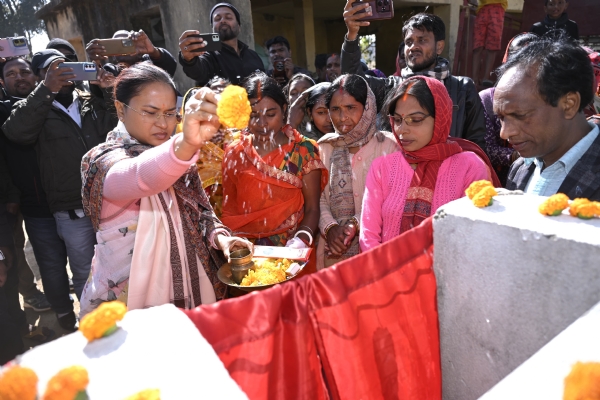 योजनाओं का शिलान्यास करती मंत्री शिल्पी तिर्की सहित अन्य
