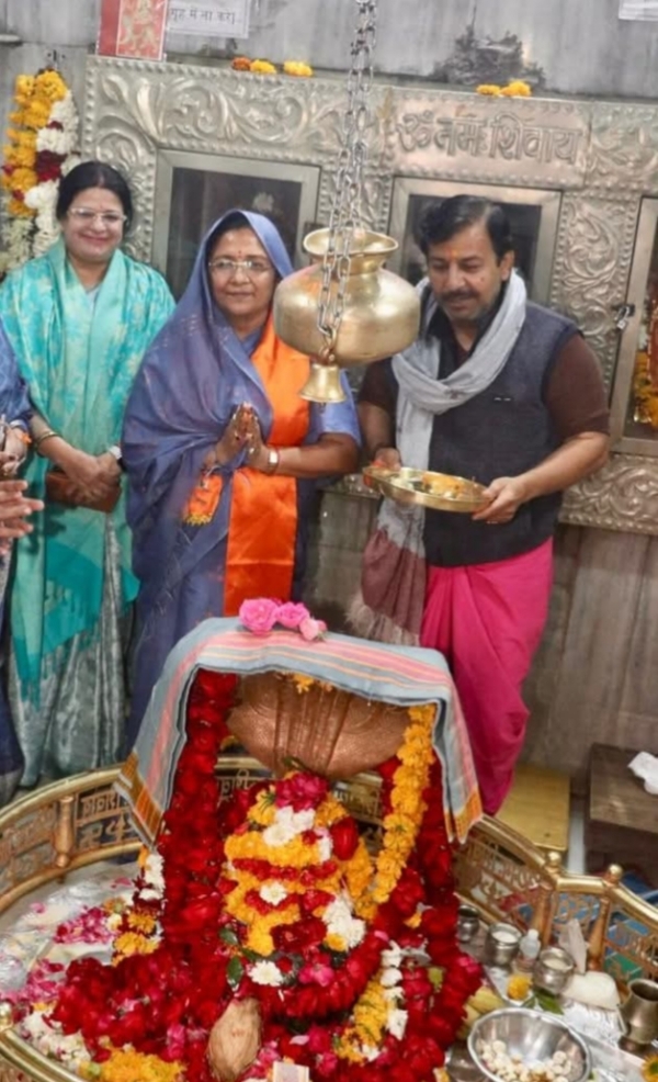 Kendriya Mantri Abhishek karte hue