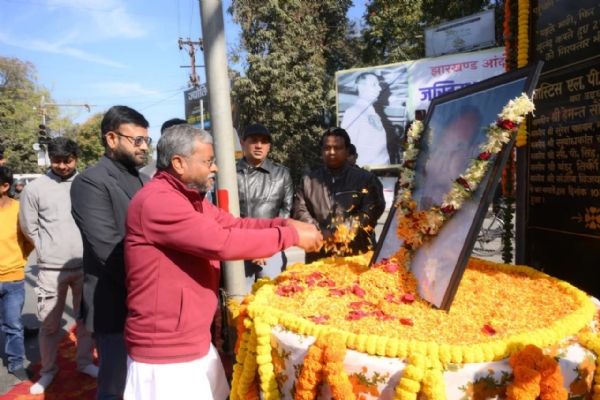 श्रद्धांजलि देते भाजपा प्रदेश अध्यक्ष बाबूलाल मरांडी