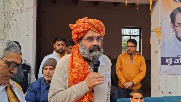 कांग्रेस संगठन पर बृजेंद्र सिंह का हमला करते हुए कांग्रेस संगठन पर बृजेंद्र सिंह का हमला करते हुए