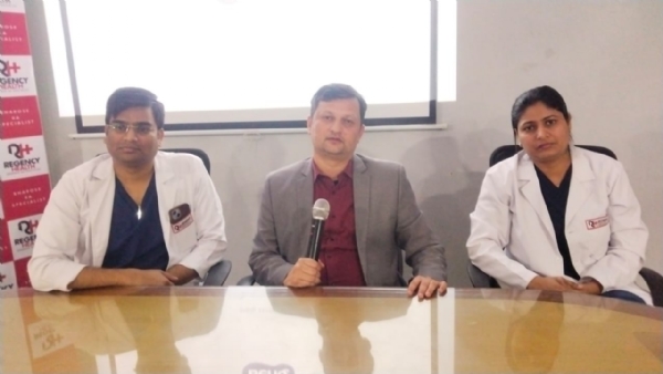 प्रेस वार्ता के दौरान जानकारी देते  डॉक्टर शशांक त्रिपाठी और उनकी टीम