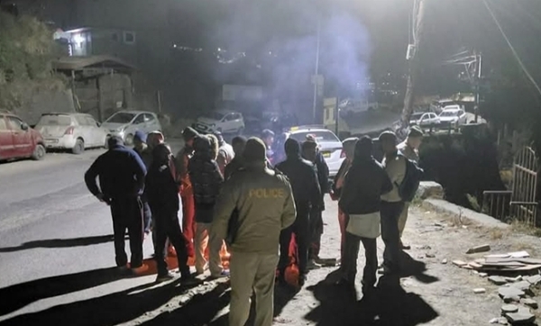 फोरलेन टनल के पास घर में दरारें, पुलिस तैनात