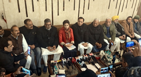 फतेहाबाद। पत्रकारों से बातचीत करते सांसद कुमारी सैलजा।