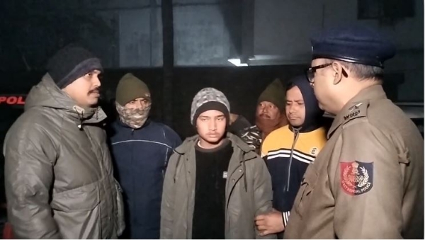 गिरफ्तार आरोपित से पूछताछ करती पुलिस 