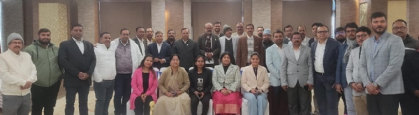 बैठक में शामिल लोगों की तस्वीर बैठक में शामिल लोगों की तस्वीर