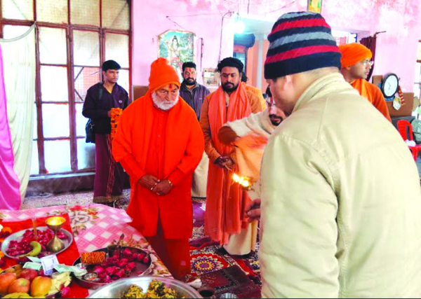 पूजा-अर्चना करते हुए