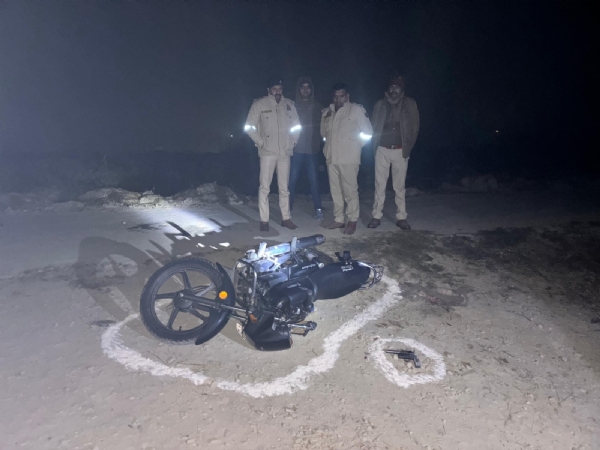 मुठभेड़ में गोली से घायल बदमाश एवं पुलिस टीम की फोटो