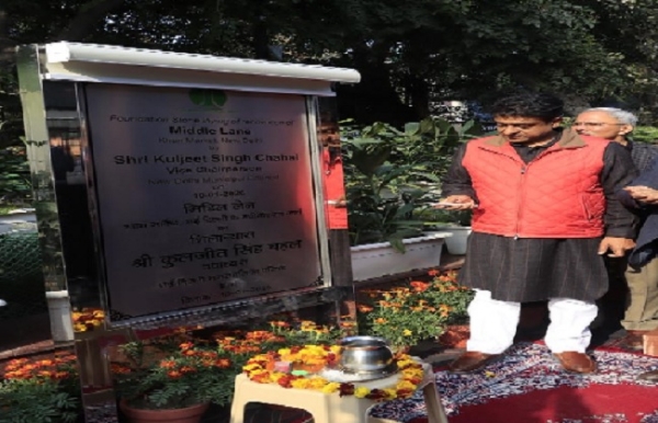 एनडीएमसी के उपाध्यक्ष कुलजीत सिंह चहल मिडिल लेन के सुधार कार्य का शिलान्यास करते हुए।